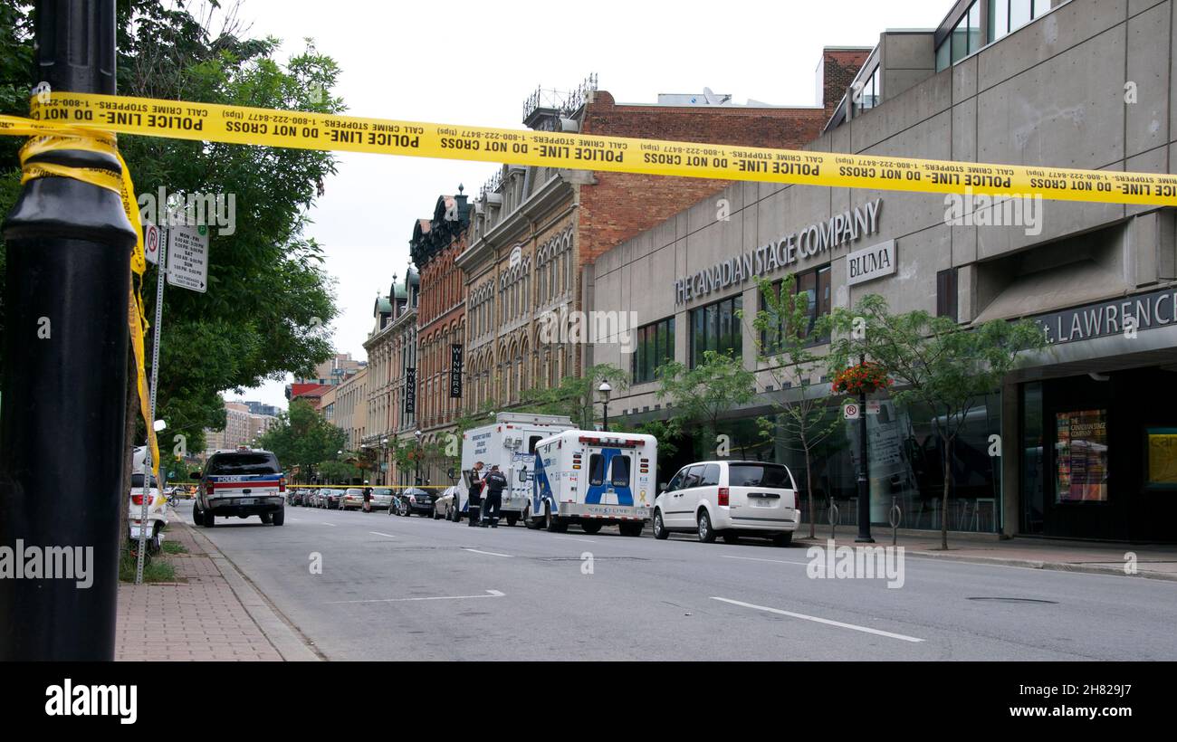 Toronto, Ontario, Kanada - 06/04/2010: Polizeistreifen, Krankenwagen und Polizeiautos, die das Gebiet blockieren Stockfoto