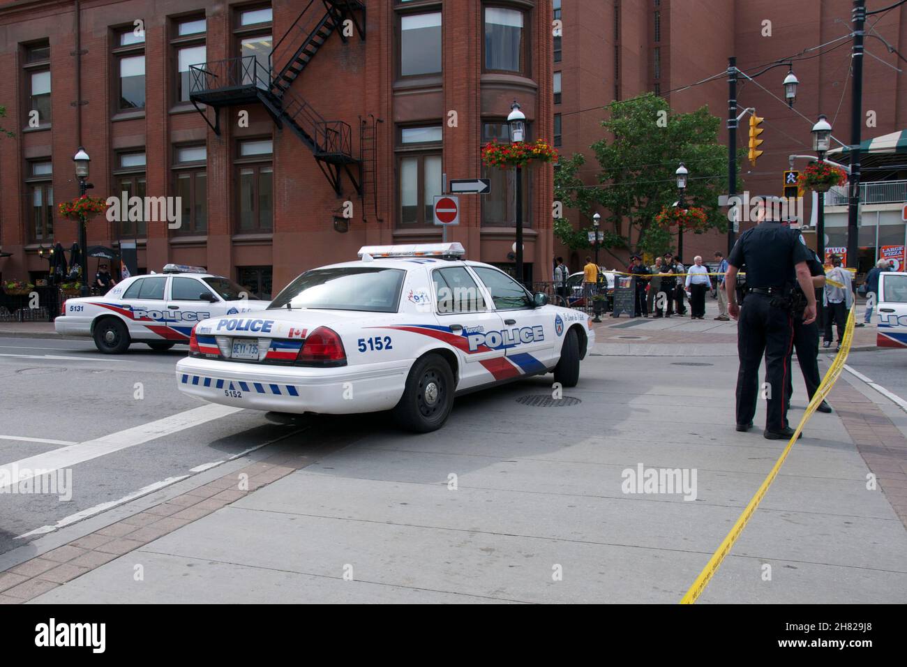 Toronto, Ontario, Kanada - 06/04/2010: Polizeistreifen und Polizeiautos, die aufgestellt wurden, um das Gebiet zu blockieren Stockfoto