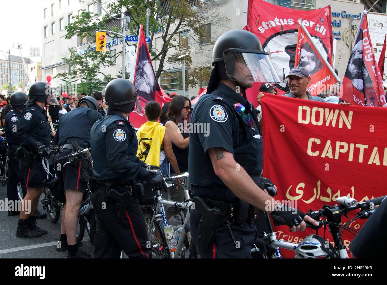 Toronto, Ontario, Kanada - 06/25/2010 : die Polizei benutzte Fahrräder, um Tausende von Aktivisten zu kontrollieren, die vor der Demonstration an der University Avenue entlang marschierten Stockfoto