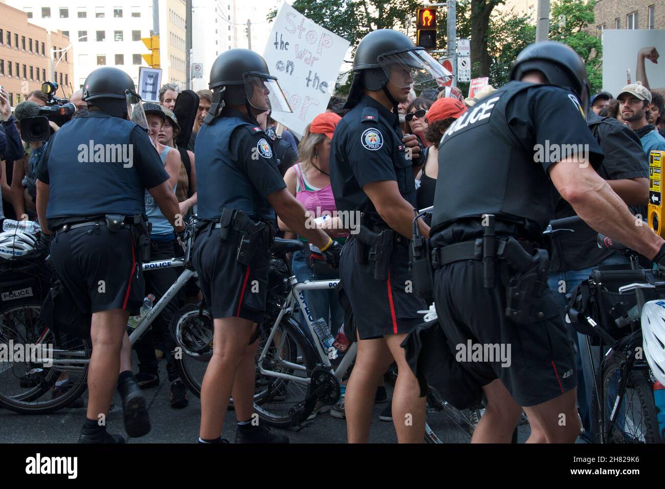 Toronto, Ontario, Kanada - 06/25/2010 : die Polizei benutzte Fahrräder, um Tausende von Aktivisten zu kontrollieren, die vor der Demonstration an der University Avenue entlang marschierten Stockfoto