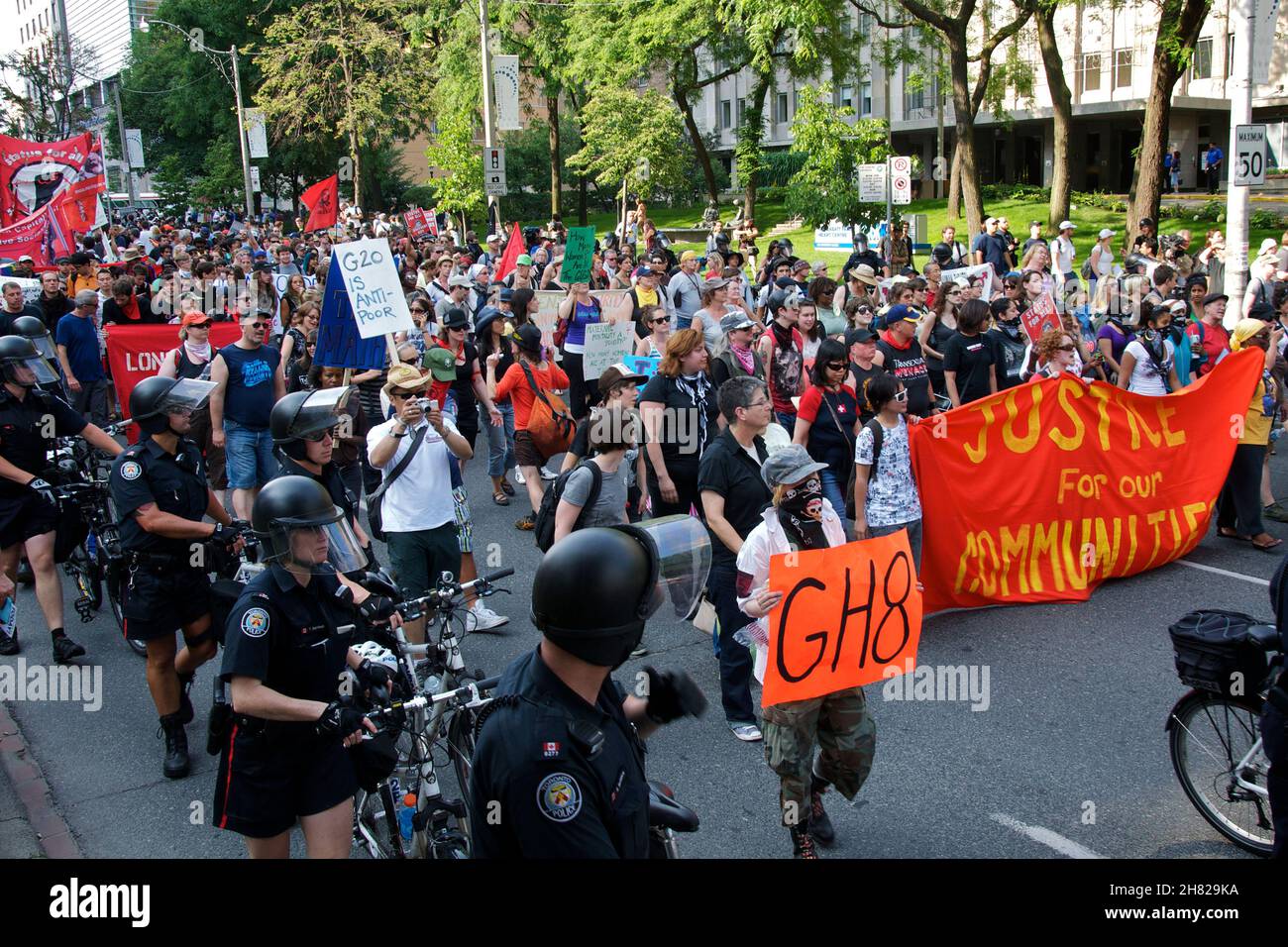 Toronto, Ontario, Kanada - 06/25/2010 : die Polizei benutzte Fahrräder, um Tausende von Aktivisten zu kontrollieren, die vor der Demonstration an der University Avenue entlang marschierten Stockfoto