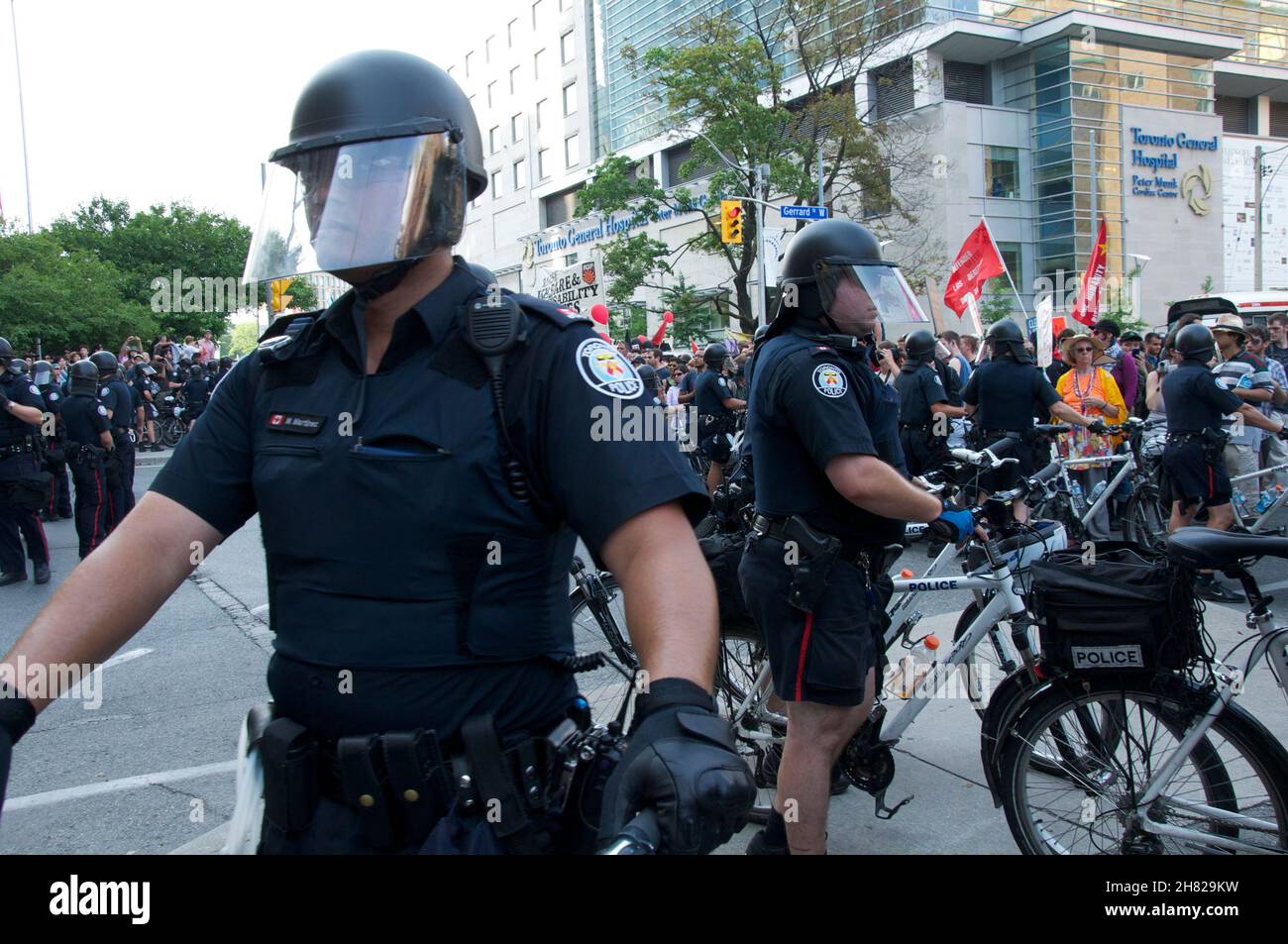 Toronto, Ontario, Kanada - 06/25/2010 : die Polizei benutzte Fahrräder, um Tausende von Aktivisten zu kontrollieren, die vor der Demonstration an der University Avenue entlang marschierten Stockfoto