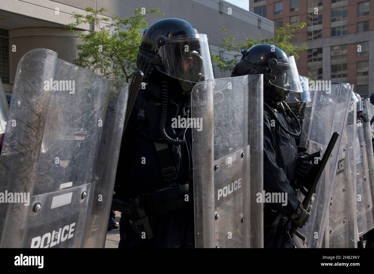 Toronto, Ontario, Kanada - 06/25/2010 : die Polizei von Riot schränkt die Bewegung der Demonstranten vom Gipfel G20 auf der Polizeistation von Toronto (52 Division) am Juni ein Stockfoto