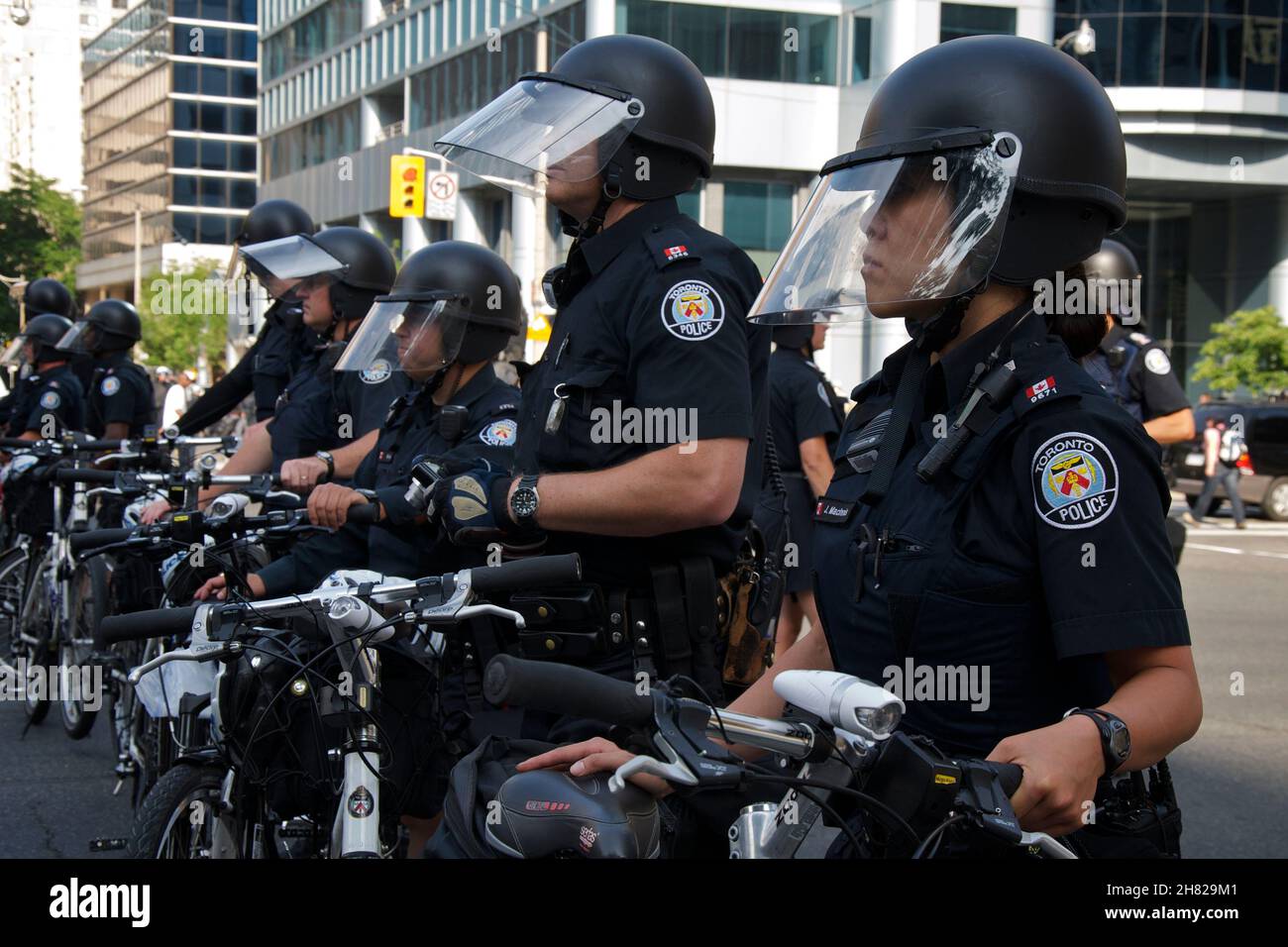 Toronto, Ontario, Kanada - 06/25/2010 : die Polizei benutzte Fahrräder, um Tausende von Aktivisten zu kontrollieren, die vor der Demonstration an der University Avenue entlang marschierten Stockfoto