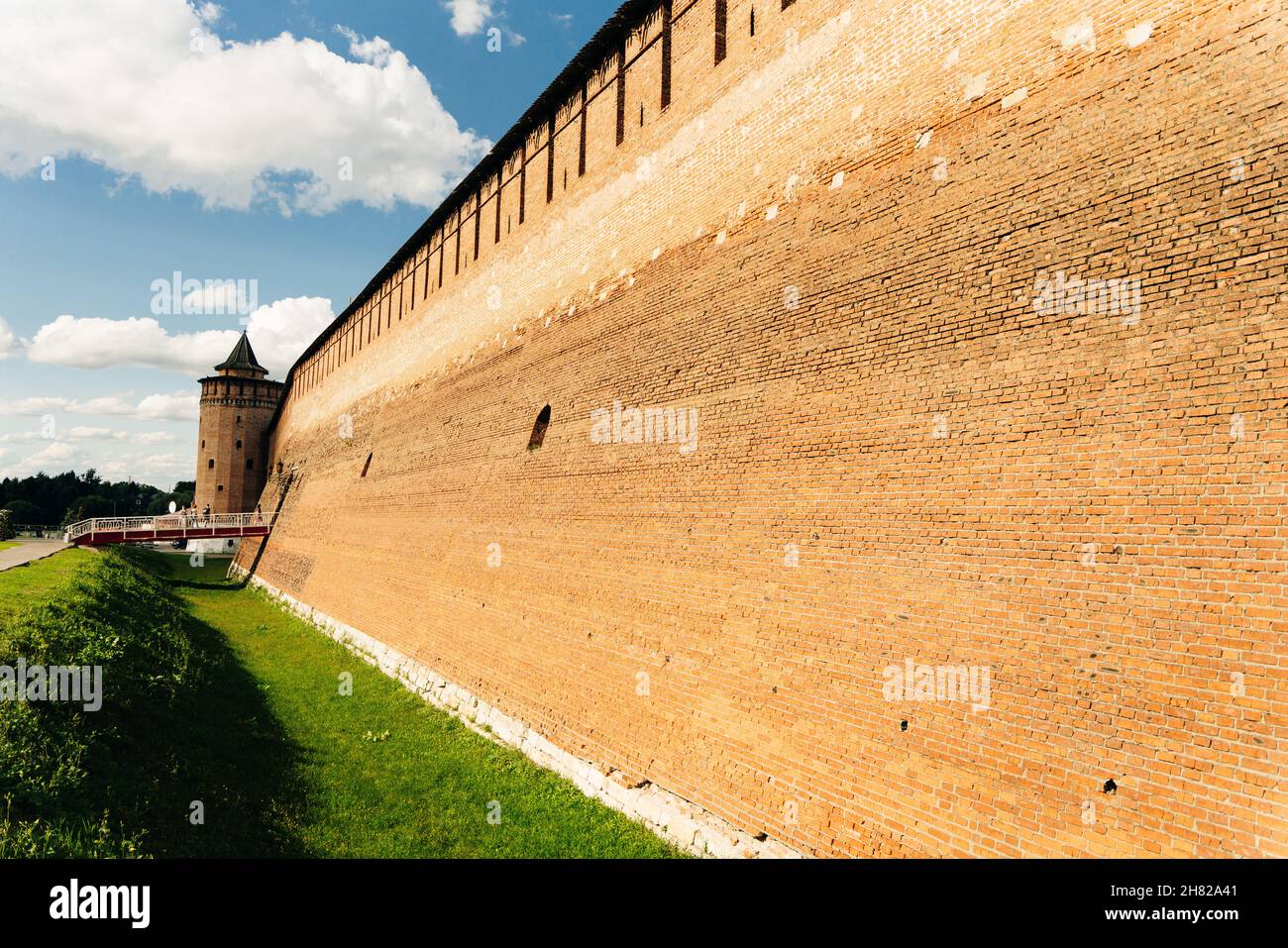 Kolomna, Russland - nov, 2021: Die Überreste einer Backsteinmauer in Kolomna. Hochwertige Fotos Stockfoto