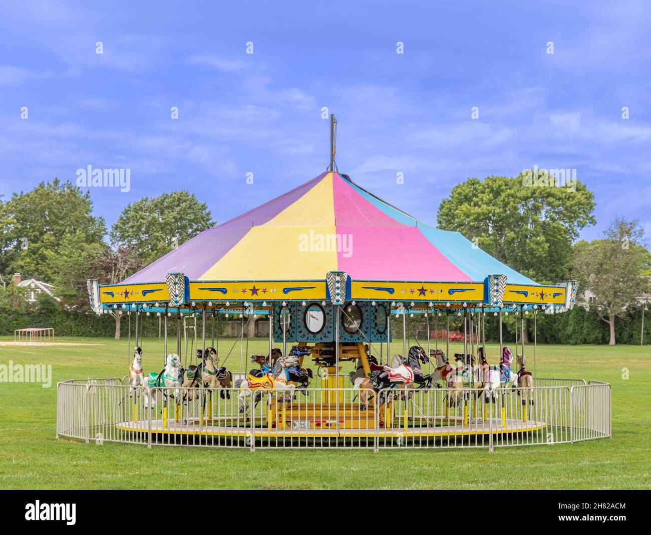 Farbenfrohes Kinderkarussell in einem East Hampton Park. Stockfoto