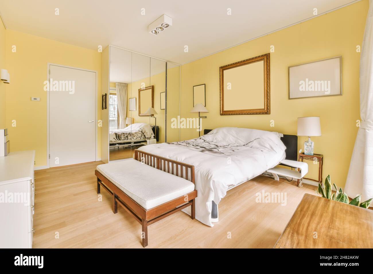 Design der Schlafzimmer-Innenausstattung mit gelben Wänden Stockfoto