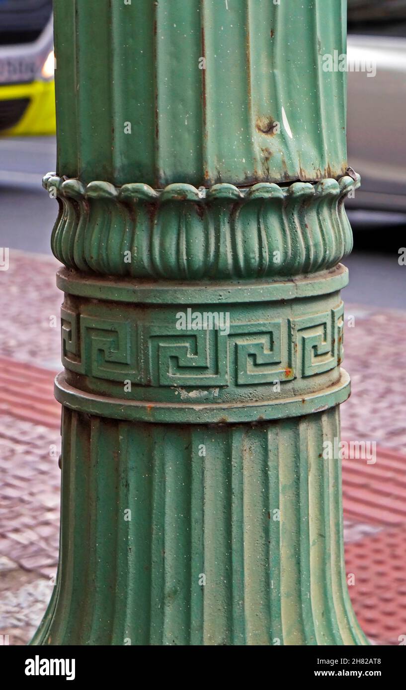 Detail des antiken Lichtmastes auf dem Bürgersteig, Belo Horizonte, Brasilien Stockfoto