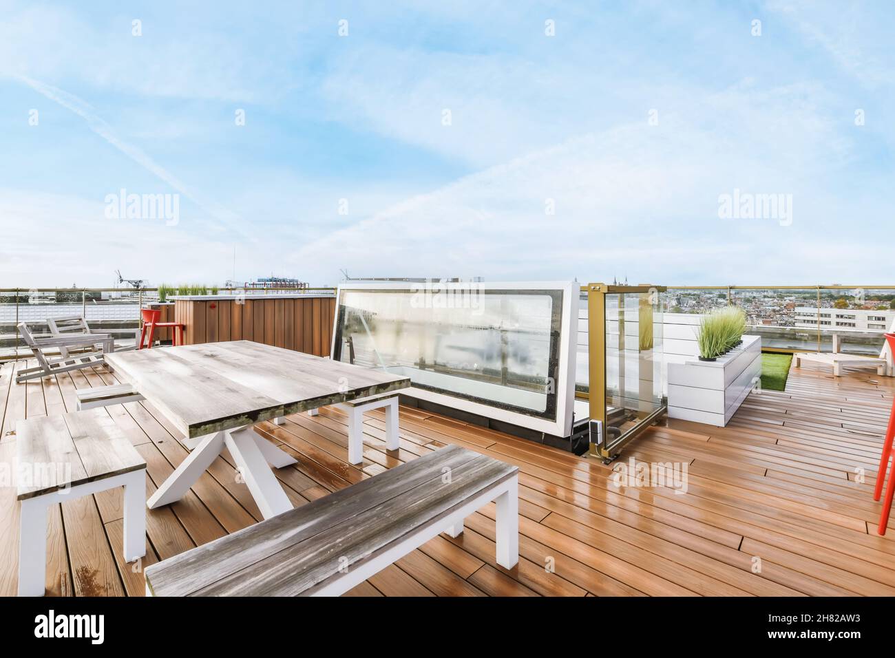 Gemütliche Sommerterrasse auf dem Dach des Hauses Stockfoto