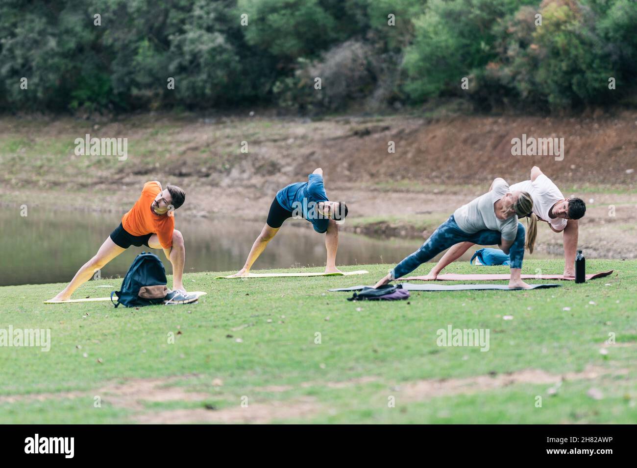 Yogalehrer, der einen Yogakurs in einem Park leitet Stockfoto