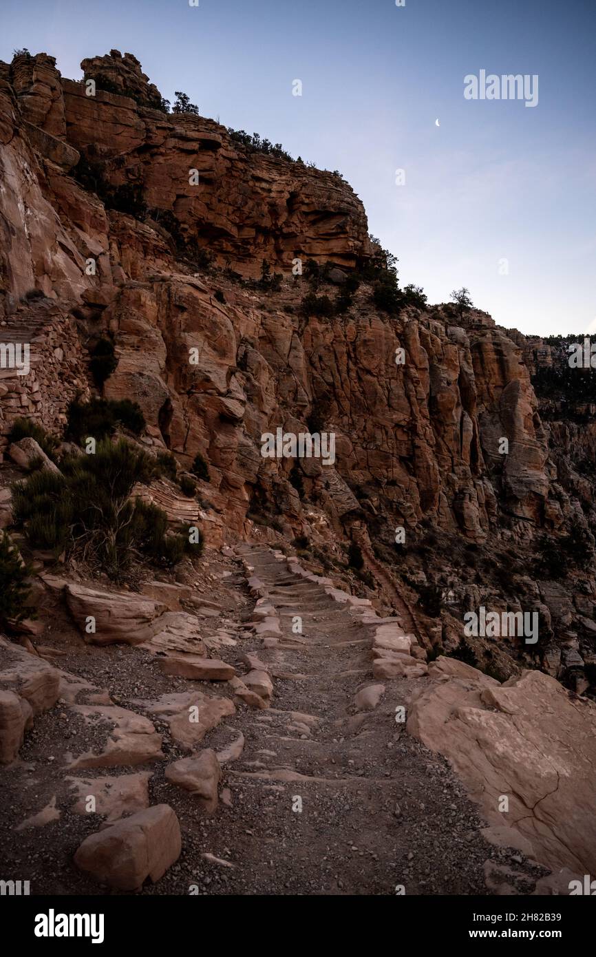 Tiny Moon hängt am frühen Morgen im Grand Canyon über dem South Kaibab Trail Stockfoto