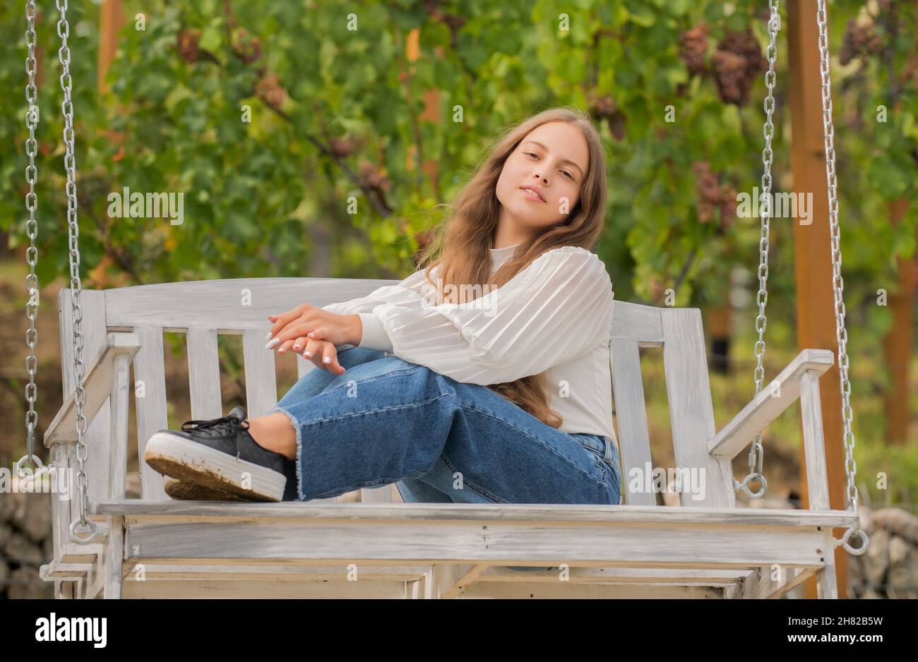 Sommerliche Aktivität. Positive Emotionen. Kind auf Schaukel. Kind im Freien schaukeln. Stockfoto