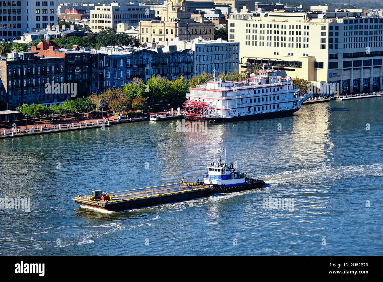 Barge wird auf den Savannah River geschoben Stockfoto