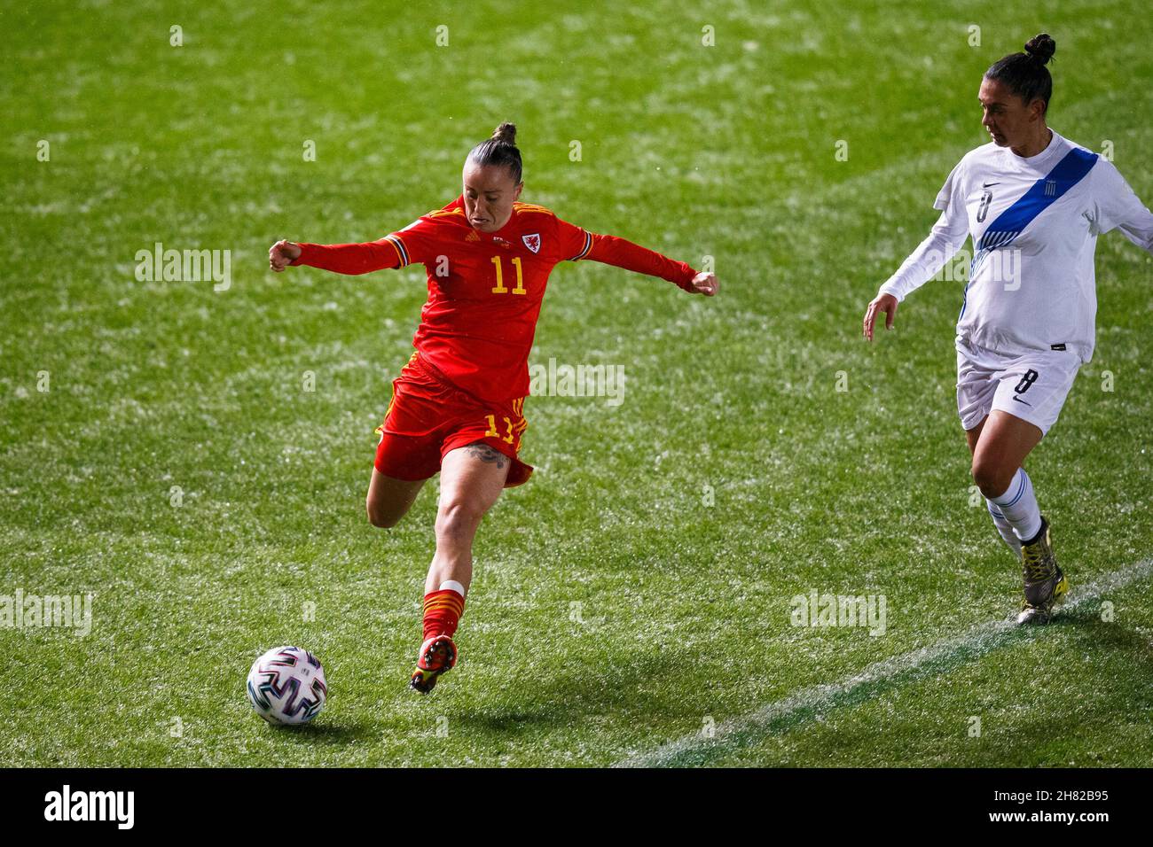 Llanelli, Großbritannien. 26. November 2021. Natasha Harding aus Wales überquert den Ball während des WM-Qualifikationsspiel von Wales gegen Griechenland. Kredit: Gruffydd Thomas/Alamy Stockfoto