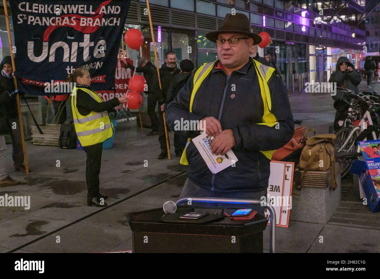 London, Großbritannien. 26th. November 2021. CAIWU-Organisator Alberto Durango. CAIWU Cleaners bei Facebook protestieren mit Samba und Rednern gegen die Viktimisierung und übermäßige Arbeitsbelastung, nachdem Arbeitgeber Churchill Cleaning die Anzahl der Stockwerke mehr als verdoppelt hat, ohne zusätzliche Ressourcen bereitzustellen, und entlassenen einen Arbeiter für Gewerkschaftsaktivitäten. Facebook sagt, es sei eine Angelegenheit für Churchill und den Anlagenbauer JLL und hat es abgelehnt, sich zu dem Antrag der Reinigungskräfte zu äußern, direkt angestellt zu werden. Der Protest wurde von anderen Gewerkschaftern unterstützt, darunter eine Gruppe von RMT Train Cleaners. Peter Marshall/Alamy Live News Stockfoto