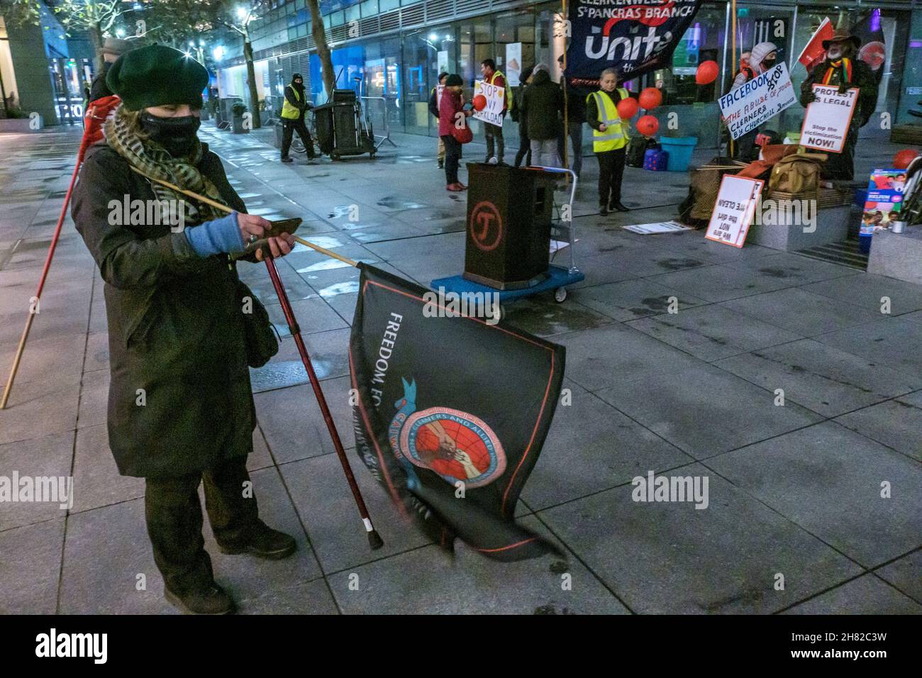 London, Großbritannien. 26th. November 2021. CAIWU Cleaners bei Facebook protestieren mit Samba und Rednern gegen die Viktimisierung und übermäßige Arbeitsbelastung, nachdem Arbeitgeber Churchill Cleaning die Anzahl der Stockwerke mehr als verdoppelt hat, ohne zusätzliche Ressourcen bereitzustellen, und entlassenen einen Arbeiter für Gewerkschaftsaktivitäten. Facebook sagt, es sei eine Angelegenheit für Churchill und den Anlagenbauer JLL und hat es abgelehnt, sich zu dem Antrag der Reinigungskräfte zu äußern, direkt angestellt zu werden. Der Protest wurde von anderen Gewerkschaftern unterstützt, darunter eine Gruppe von RMT Train Cleaners. Peter Marshall/Alamy Live News Stockfoto