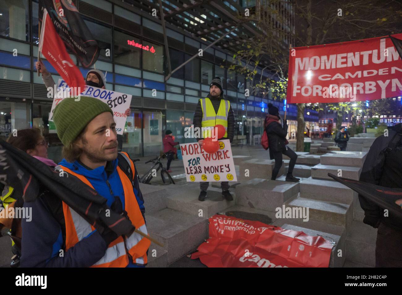 London, Großbritannien. 26th. November 2021. CAIWU Cleaners bei Facebook protestieren mit Samba und Rednern gegen die Viktimisierung und übermäßige Arbeitsbelastung, nachdem Arbeitgeber Churchill Cleaning die Anzahl der Stockwerke mehr als verdoppelt hat, ohne zusätzliche Ressourcen bereitzustellen, und entlassenen einen Arbeiter für Gewerkschaftsaktivitäten. Facebook sagt, es sei eine Angelegenheit für Churchill und den Anlagenbauer JLL und hat es abgelehnt, sich zu dem Antrag der Reinigungskräfte zu äußern, direkt angestellt zu werden. Der Protest wurde von anderen Gewerkschaftern unterstützt, darunter eine Gruppe von RMT Train Cleaners. Peter Marshall/Alamy Live News Stockfoto