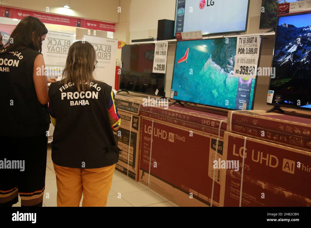 salvador, bahia, brasilien - 26. november 2021: ProCom-Mitglieder inspizieren während des Black Friday-Zeitraums Geschäfte im Shopping da Bahia in der Stadt Salvador Stockfoto