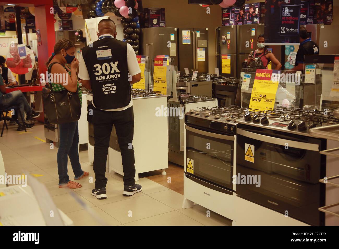 salvador, bahia, brasilien - 26. november 2021: ProCom-Mitglieder inspizieren während des Black Friday-Zeitraums Geschäfte im Shopping da Bahia in der Stadt Salvador Stockfoto