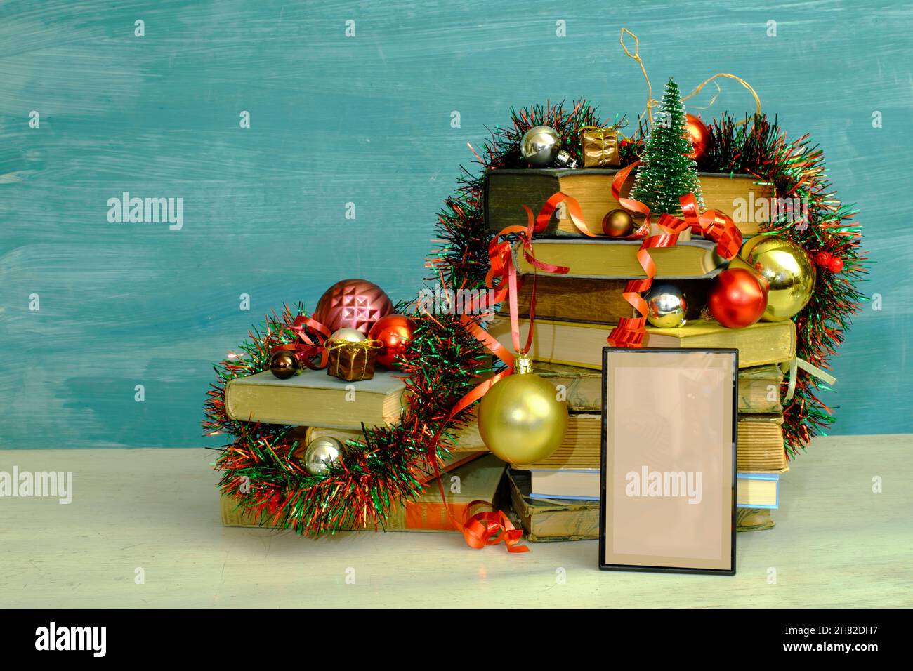 Geben E-Bücher für weihnachten mit weihnachtsdekoration.Reading, Literatur, Bildung, Geschenk, Geschenk, christian Urlaub Konzept, kopieren Raum Stockfoto
