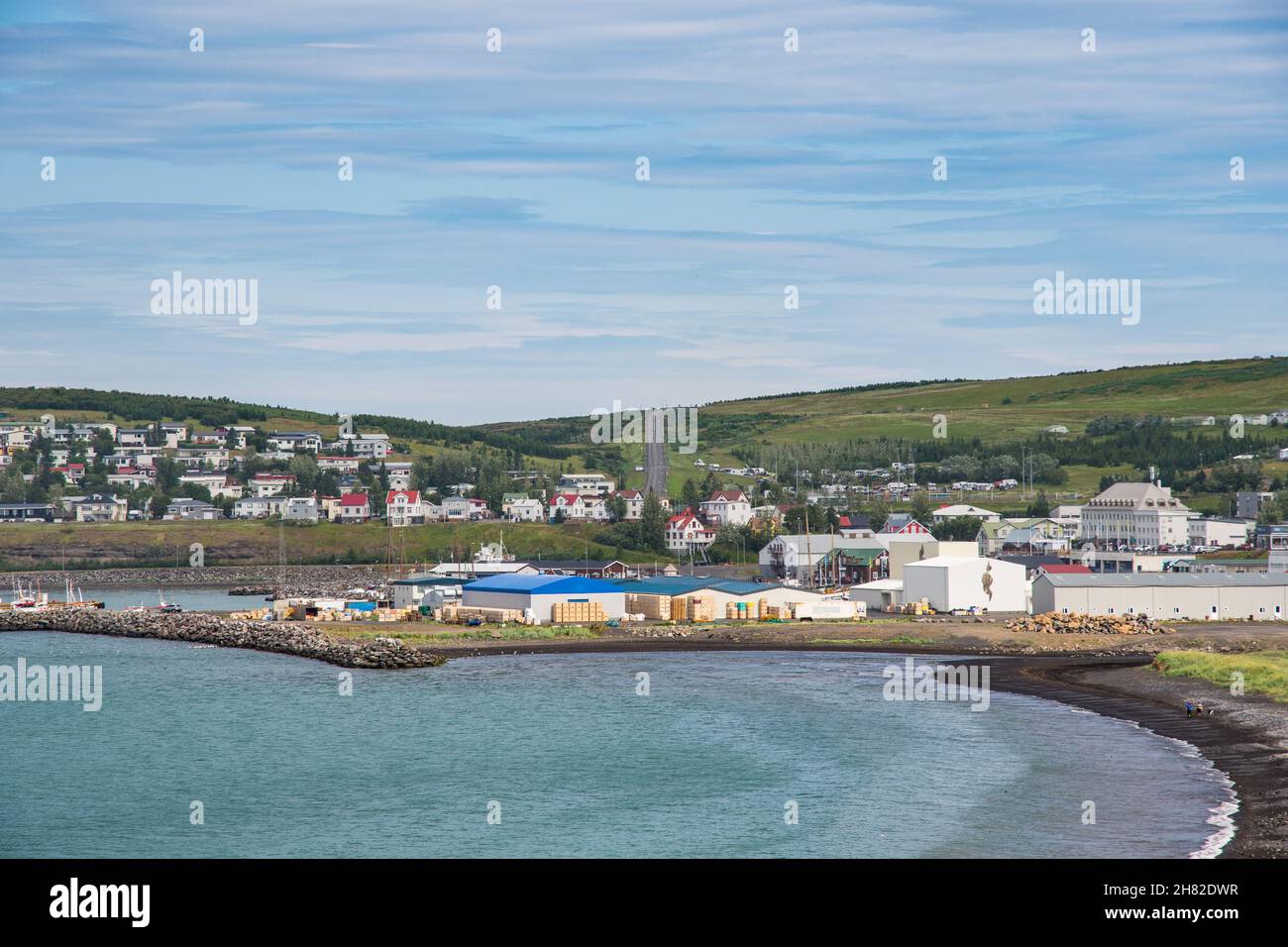 Blick über die Küste der Stadt Husavik im Norden Islands Stockfoto