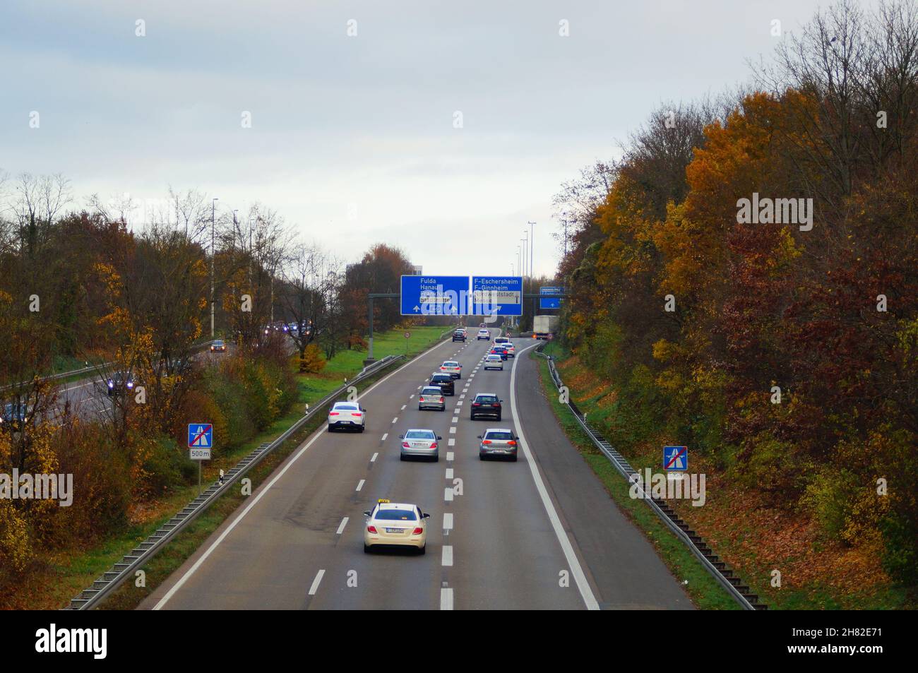 FRANKFURT, DEUTSCHLAND - 18. Nov 2021: Die Bundesautobahn A 66 führt durch den Frankfurter Stadtteil Bockenheim. Blick von der Ginnheimer Landstraße auf die Th Stockfoto