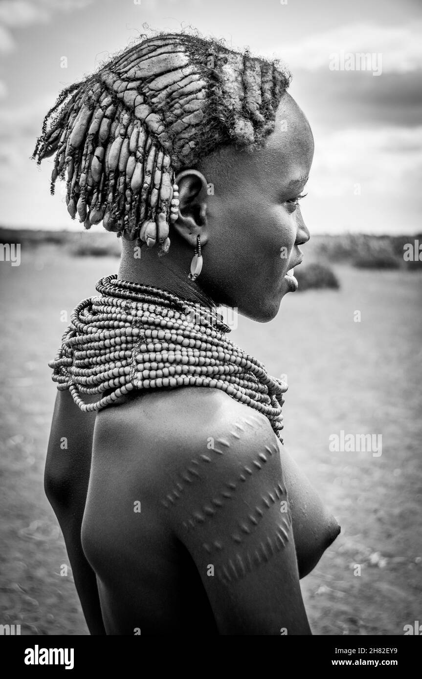 Junge Frau aus dem Stamm Daasanch in Äthiopien Stockfoto