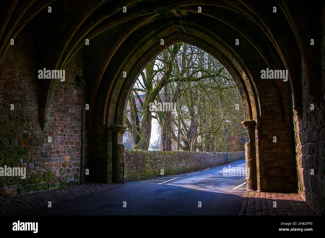 Das Pförtnerhaus in der Whalley Abbey verhinderte den Zugang und die Nahrung für Bettler, erlaubte dem Pförtner aber, zeitweise den Verkehr und die Sicherheit genau zu beobachten Stockfoto