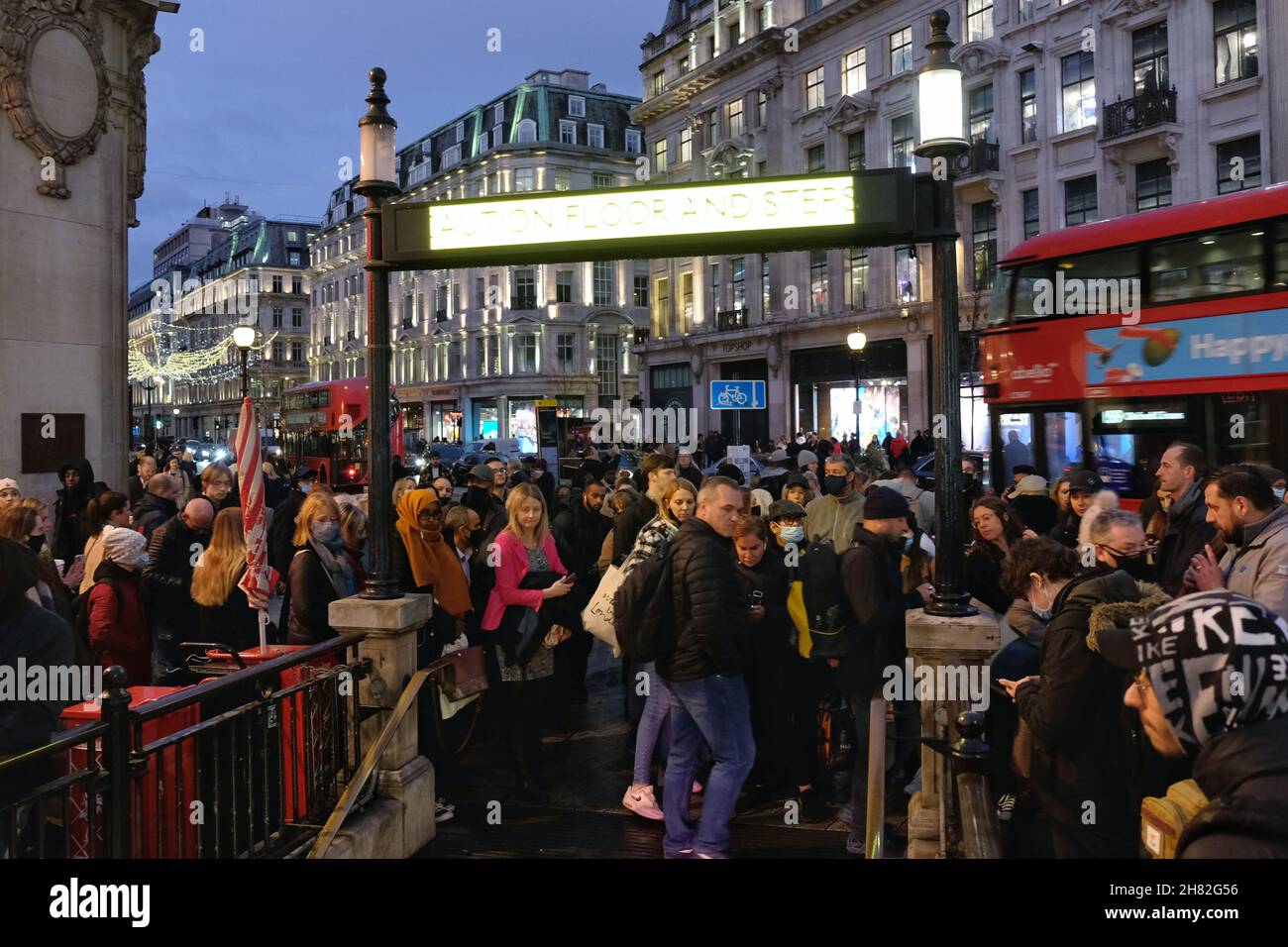 London, Großbritannien, 26th. November 2021, Passagiere warten am Eingang der U-Bahnstation Oxford Circus, als Mitarbeiter die Bahnhalle aufgrund von Überfüllung während eines Gewerkschaftsstreiks schließen. Mitglieder der RMT Union gingen bei den ersten von sieben U-Bahnstreiks in einem Streit über die Mitarbeiterrotas für die Night Tube aus, der am 27th. November wieder aufgenommen wird. Der erste Streik – am Black Friday – schreckt die Käufer anscheinend nicht davon ab, über den reduzierten Service, der zu 60 % der normalen Kapazität läuft, ins West End zu reisen. Kredit: Elfte Stunde Fotografie/Alamy Live Nachrichten Stockfoto