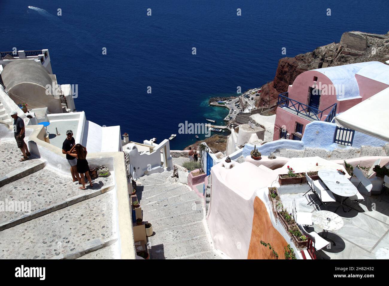 SANTORINI, GRIECHENLAND - 30. JUNI: Wunderschöne Stadt Oia auf Santorini am 30. Juni 2012 in Santorini, Griechenland. Oia ist eine kleine Stadt und ehemalige Gemeinde in der südlichen Ägäis auf Santorin. Stockfoto