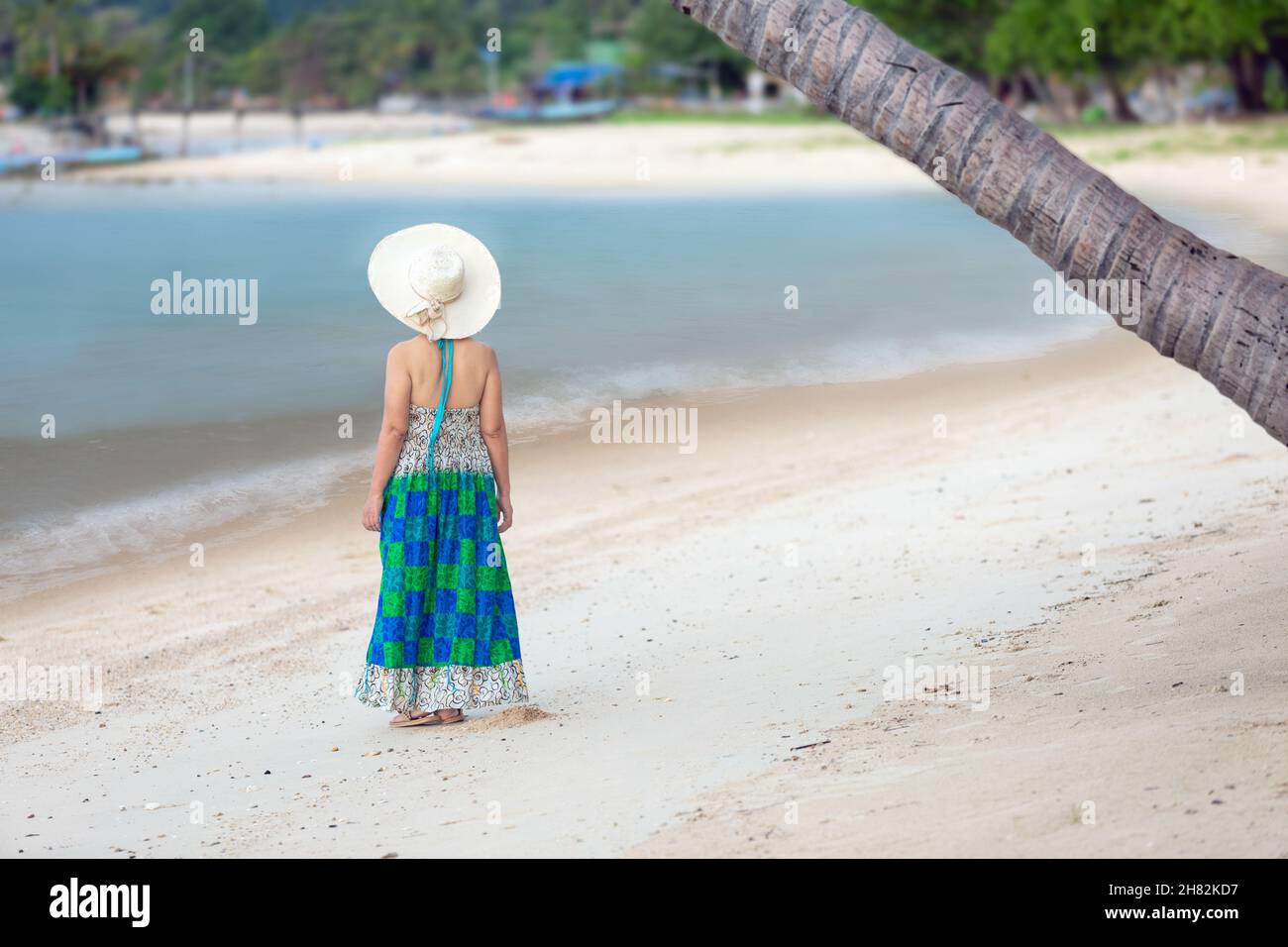 Frau mittleren Alters, die am chaweng Strand in koh samui, Thailand, relaxt. Stockfoto