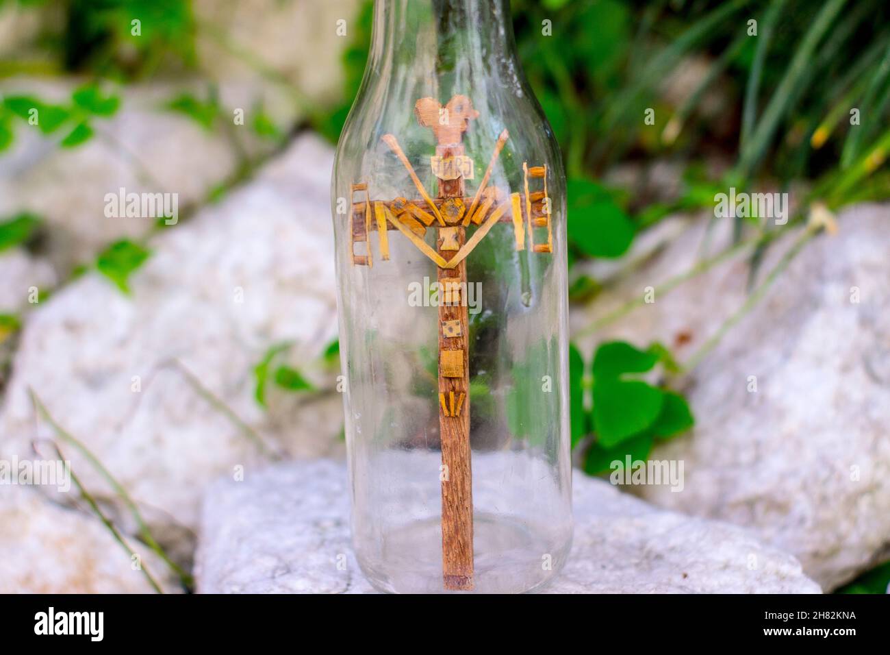 Kreuzfahrt in einer Flasche, in einem Garten in Rio de Janeiro, Brasilien - 23. Juni 2018: Religiöse Kreuzfahrt, in einer Flasche. Stockfoto