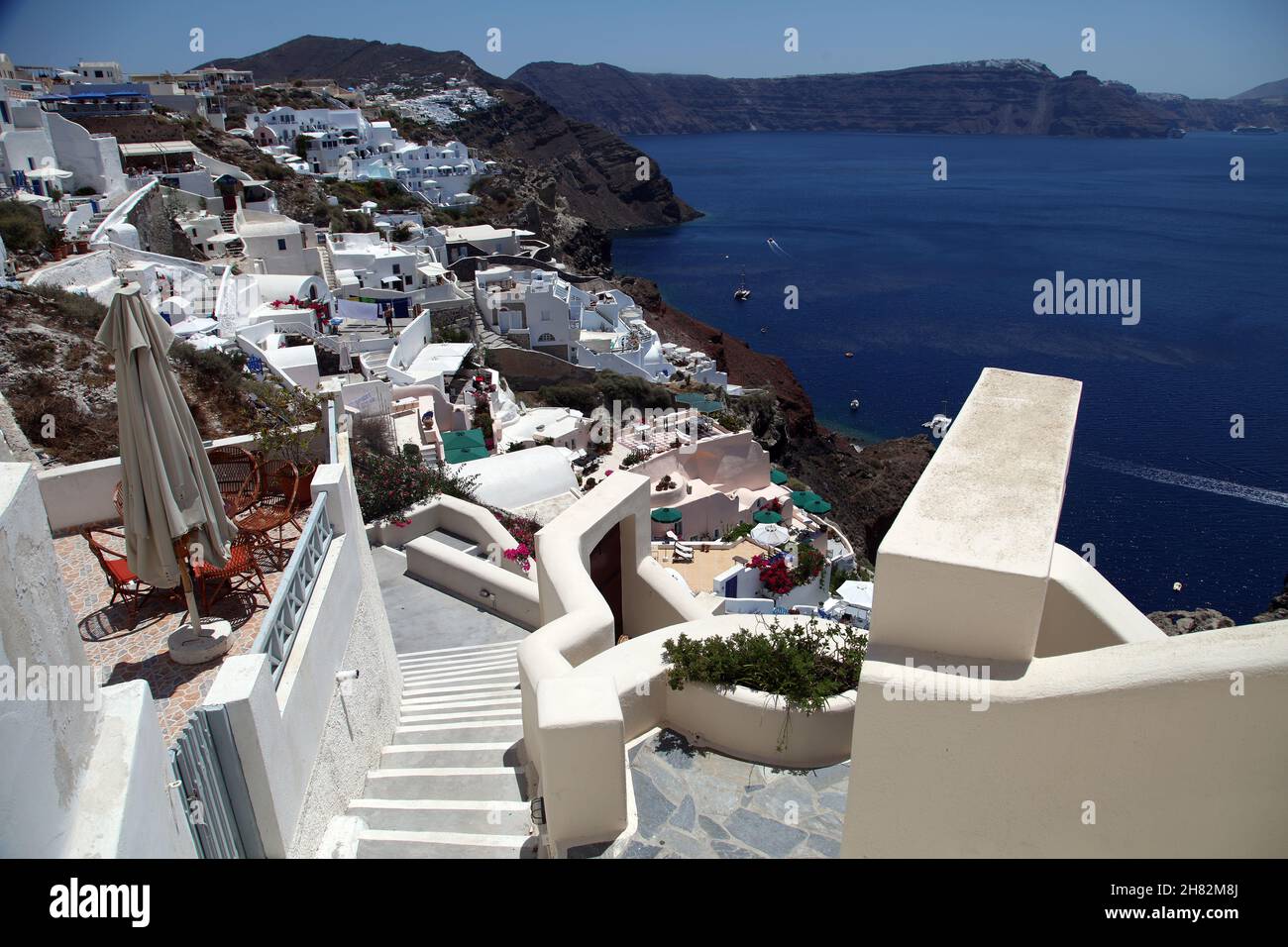 Traditionelle Steintreppen im wunderschönen Santorini Dorf Oia, Griechenland. Oia ist eine kleine Stadt und ehemalige Gemeinde in der südlichen Ägäis auf Santorin. Stockfoto