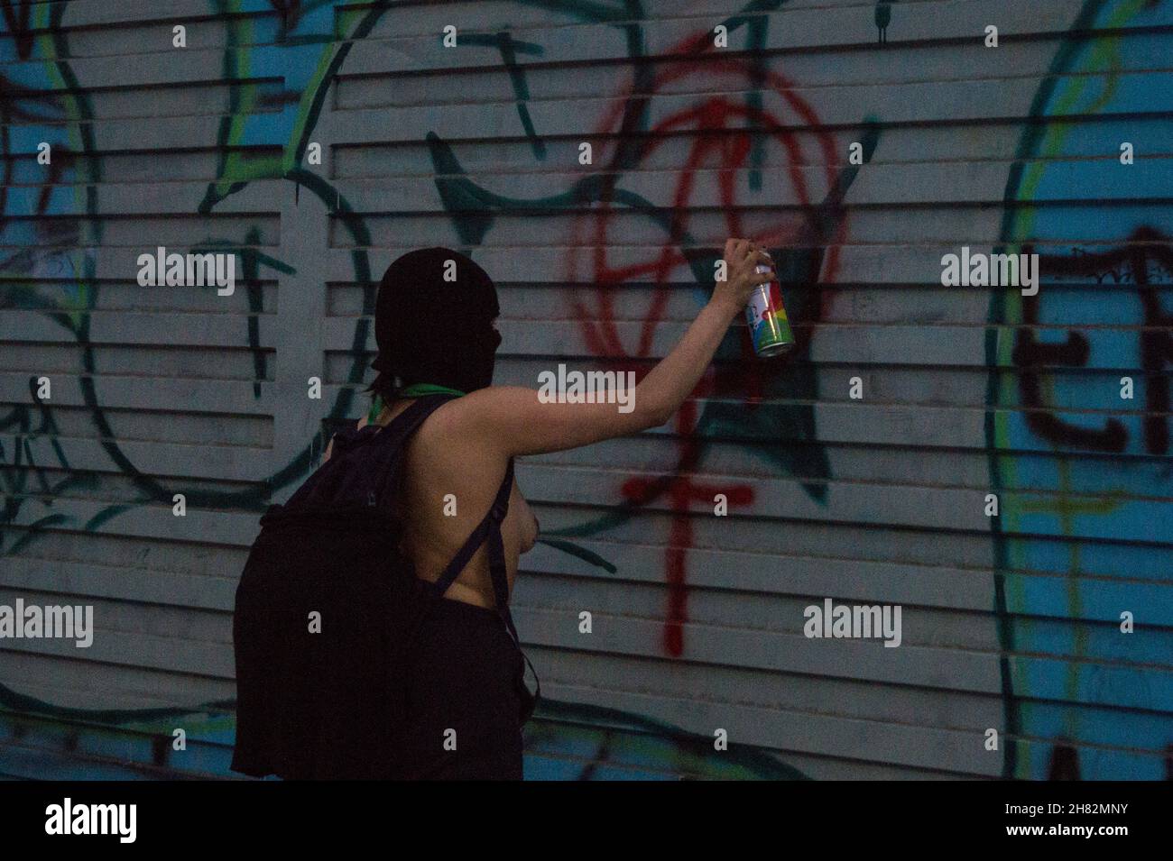 Am Internationalen Tag zur Beseitigung von Gewalt gegen Frauen in Bogota, Kolumbien, am 25. November 2021, machen Frauen Graffiti und Straßenbilder, die das Bewusstsein für Feminismus und Feminizide zeigen. Stockfoto