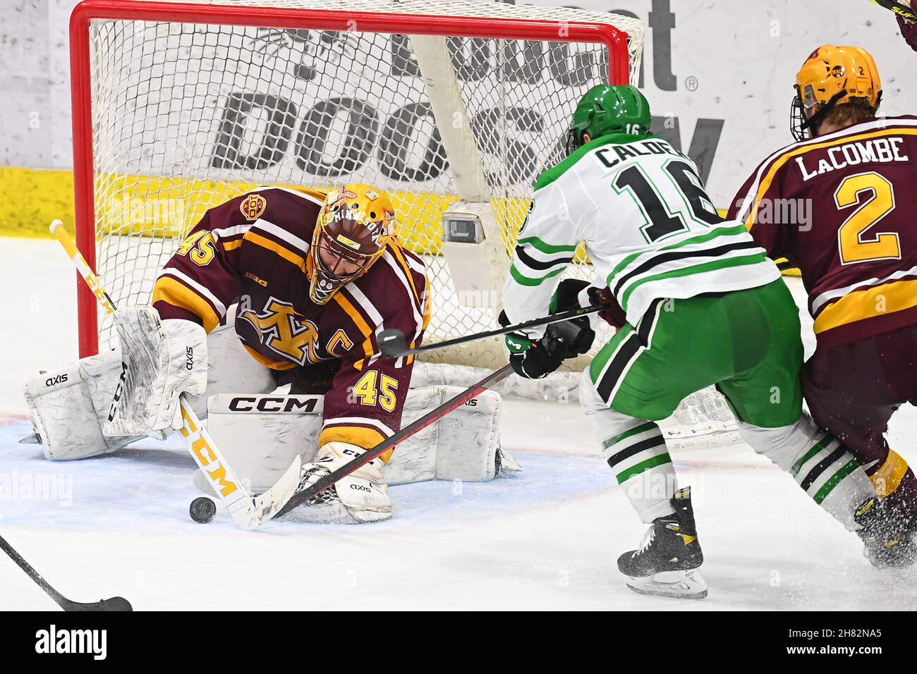 North Dakota, USA. 26th. November 2021. 26. November 2021 Minnesota Gophers Torhüter Jack Lafontaine (45) stoppt einen Schuss von North Dakota kämpft Hawks Forward Ashton Calder (16) während eines NCAA Herren Hockey-Spiels zwischen den Minnesota Gophers und der University of North Dakota kämpfen Hawks in der Ralph Engelstad Arena in Grand Forks, ND. Minnesota gewann 5-1. Von Russell Hons/CSM Credit: CAL Sport Media/Alamy Live News Stockfoto