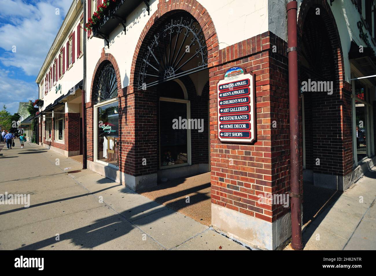 Genfersee, Wisconsin, USA. Downtown Street in einer Gemeinde, die im Sommer zu einem Erholungsgebiet wird, wo Strände zu Fuß in die Innenstadt zu erreichen sind. Stockfoto