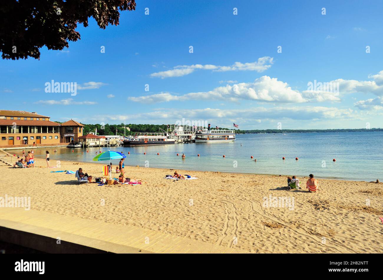 Genfersee, Wisconsin, USA. Ein Strand im Sommer in einem Erholungsgebiet rund um den Genfer See. Stockfoto