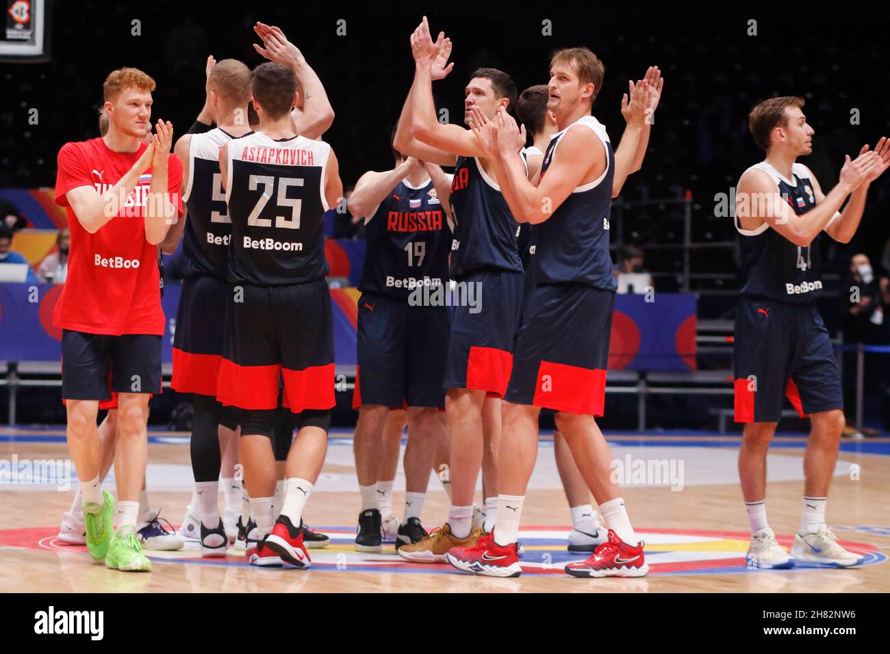 Sankt Petersburg, Russland. 26th. November 2021. Die russischen Basketballspieler werden während ihres Spiels mit Italien für die Runde 1st gesehen: Gruppe H bei den FIBA Basketball World Cup 2023 Qualifiers, die in der Jubilee Arena in Sankt Petersburg ausgetragen werden.das Endergebnis des Spiels zwischen Italien ist 84:78, zugunsten Russlands. (Foto von Maksim Konstantinov/SOPA Image/Sipa USA) Quelle: SIPA USA/Alamy Live News Stockfoto