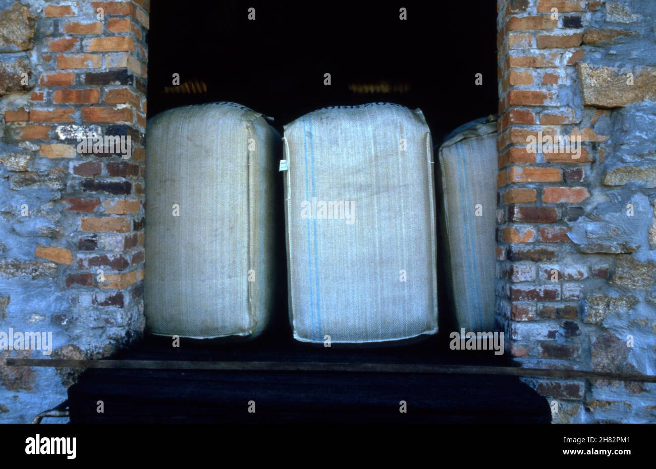 WOLLBALLEN IM LÄNDLICHEN SCHUPPEN WARTEN AUF DEN TRANSPORT ZUM MARKT, ZUR SCHAFSSTATION, ZUM BROOKTON, ZUM WESTERN AUSTRALIA. Stockfoto