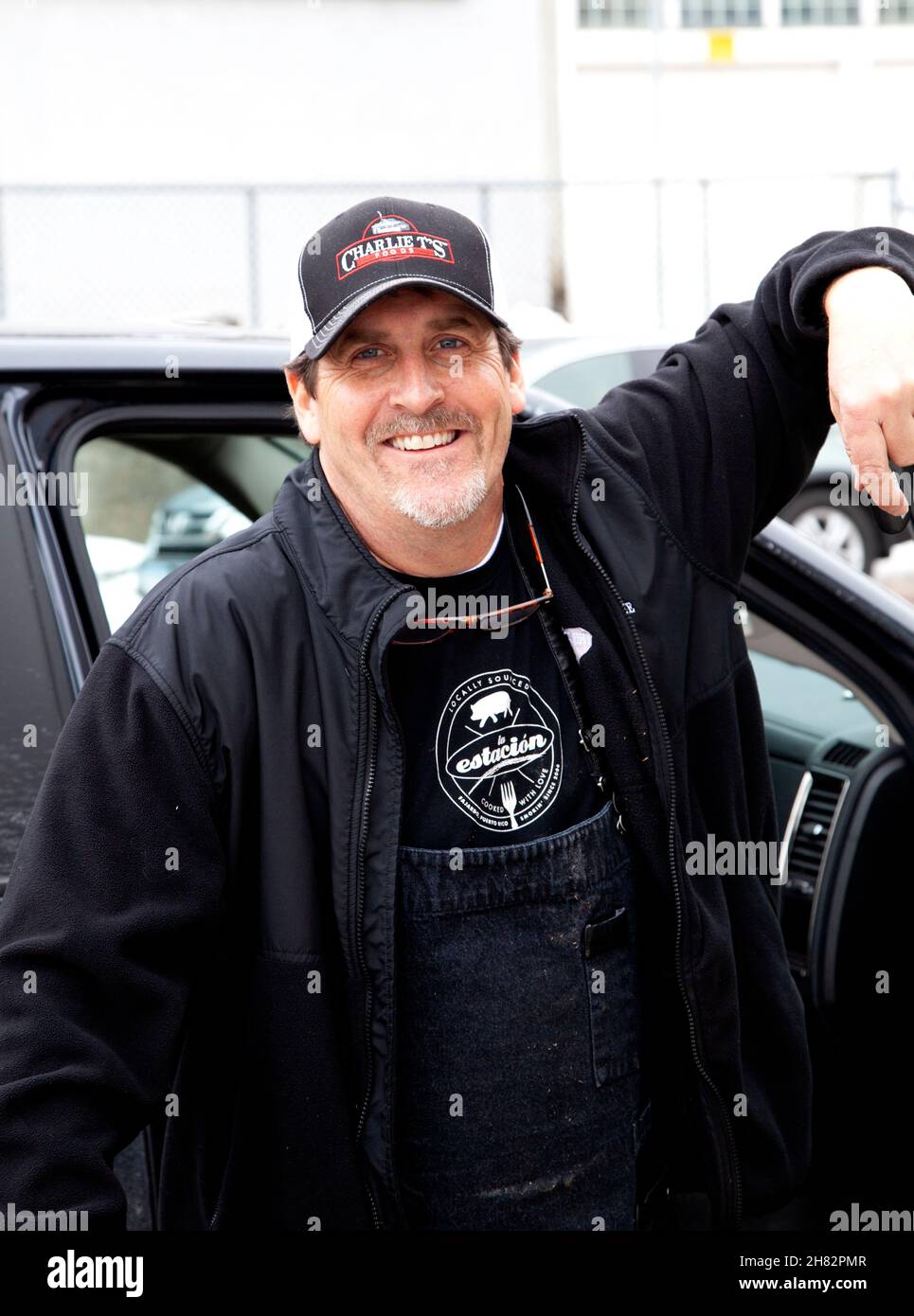 Entzückter Koch, der im Farmer's Daughter Restaurant Speisen für das gesamte Personal zubereitete. St. Paul Minnesota, USA Stockfoto