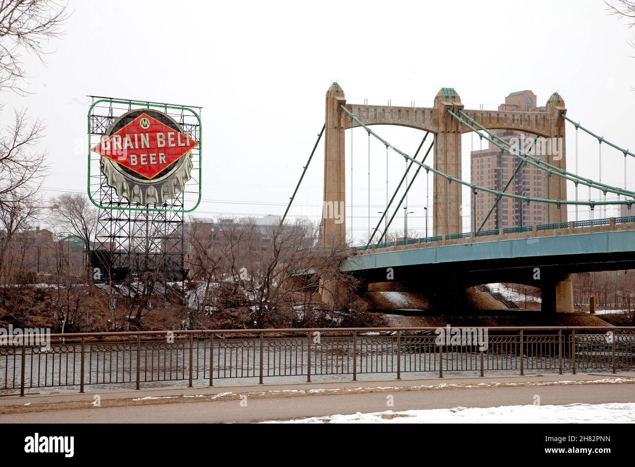 Das ikonische Grain Belt Beer-Schild neben der Hennepin Avenue Bridge und dem Mississippi River. Minneapolis Minnesota, USA Stockfoto