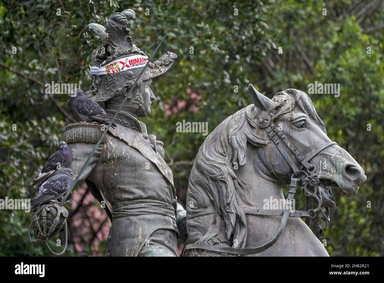 Tegucigalpa, Honduras. 26th. November 2021. Statue des mittelamerikanischen Helden Francisco Morazan mit einem Stirnband aus einem Kampagnenmaterial der Präsidentschaftskandidatin der Libre-Partei, Xiomara Castro.die Republik Honduras wird am 28th. November Parlamentswahlen abhalten, um eine neue Gruppe von Präsidenten-, Kongress- und Kommunalregierungen zu wählen. Kredit: SOPA Images Limited/Alamy Live Nachrichten Stockfoto