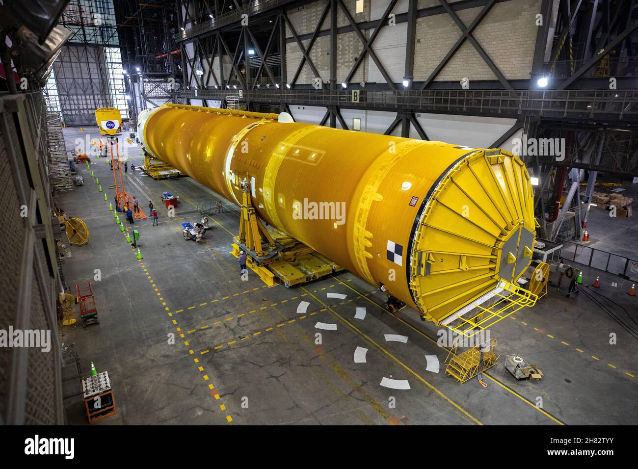 KENNEDY SPACE CENTER, FL, USA - 09. Juni 2021 - die Kernstufe des Space Launch Systems (SLS) befindet sich im Transfergang des Fahrzeugmontagebaus Stockfoto KENNEDY SPACE CENTER, FL, USA - 09. Juni 2021 - die Kernstufe des Space Launch Systems (SLS) befindet sich im Transfergang des Fahrzeugmontagebaus Stockfoto