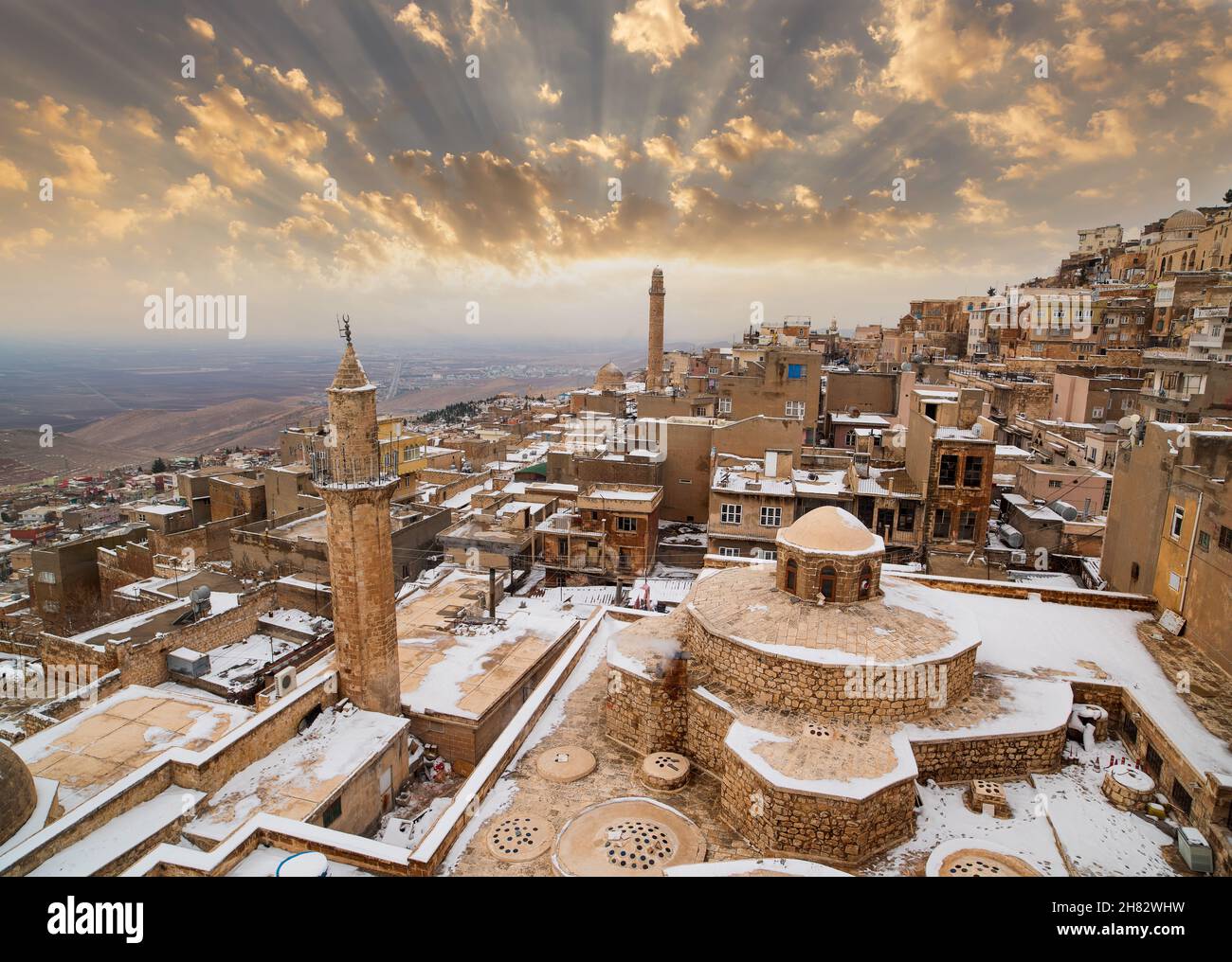 Blick auf den Sonnenuntergang in Mardin City im Winter. Das alte Mardin mit seinen traditionellen Steinhäusern ist einer der Orte, die Touristen besuchen. Mardin, Türkei Stockfoto