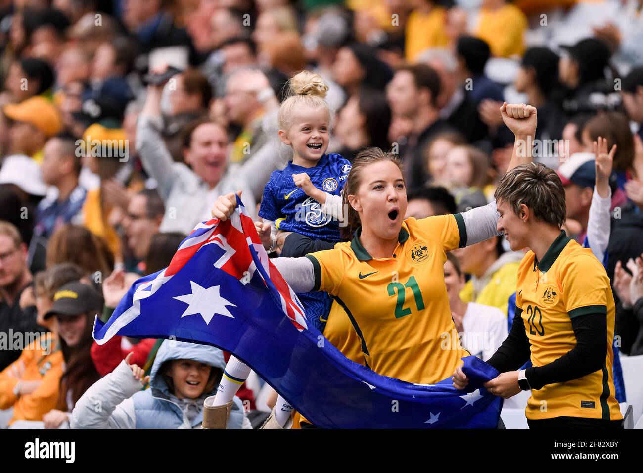 Sydney, Australien, 27. November 2021. Matildas Fans jubeln beim Women's International Fußballspiel zwischen der australischen Matilda und den Vereinigten Staaten von Amerika am 27. November 2021 im Stadium Australia in Sydney, Australien. Quelle: Steven Markham/Speed Media/Alamy Live News Stockfoto