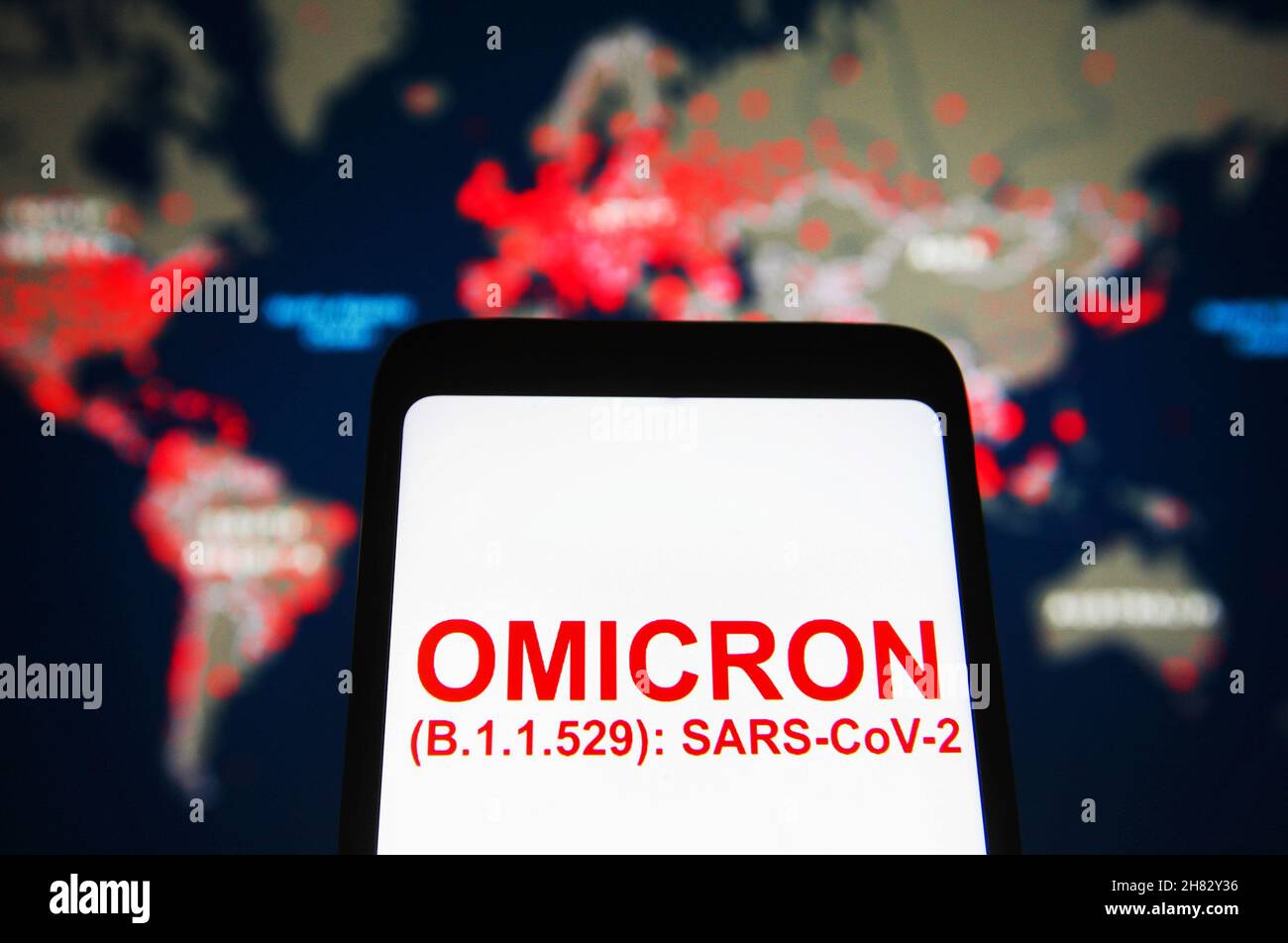 Ukraine. 26th. November 2021. In dieser Abbildung sind Wörter mit der Aufschrift Omicron (B.1.1.529) zu sehen: SARS-CoV-2 ist auf einem Handybildschirm vor der COVID-19 Karte des Johns Hopkins Coronavirus Resource Center im Hintergrund zu sehen. Kredit: SOPA Images Limited/Alamy Live Nachrichten Stockfoto