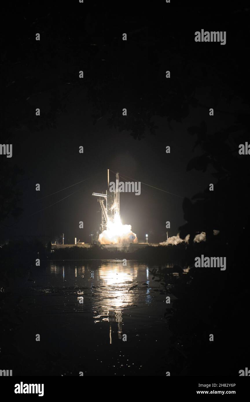CAPE CANAVERAL, FL, USA - 10. November 2021 - Eine SpaceX Falcon 9-Rakete mit der Crew Dragon-Sonde des Unternehmens wird auf der NASA-Raumsonde SpaceX Crew gestartet. Stockfoto