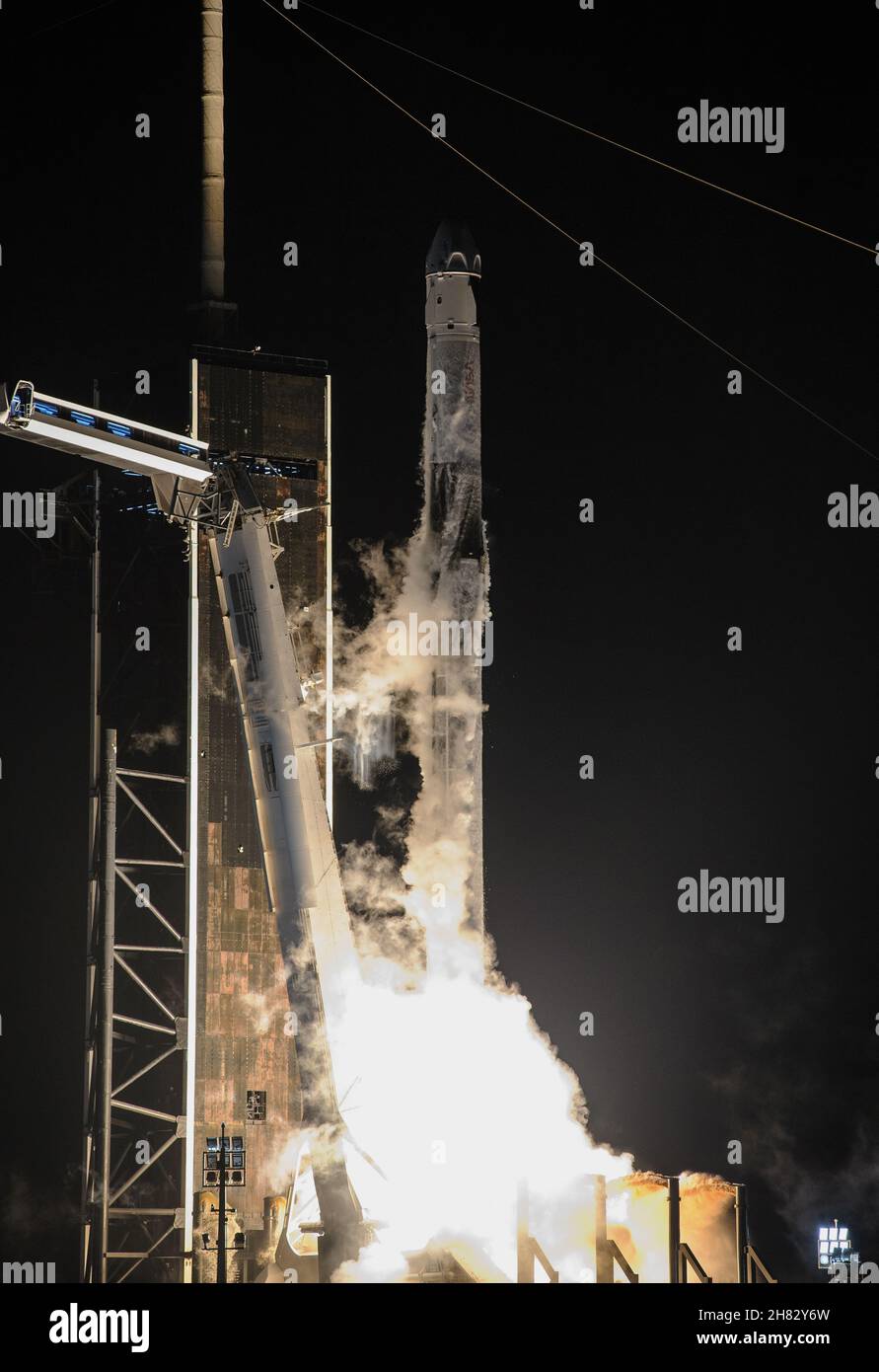 CAPE CANAVERAL, FL, USA - 10. November 2021 - Eine SpaceX Falcon 9-Rakete mit der Crew Dragon-Sonde des Unternehmens wird auf der NASA-Raumsonde SpaceX Crew gestartet. Stockfoto