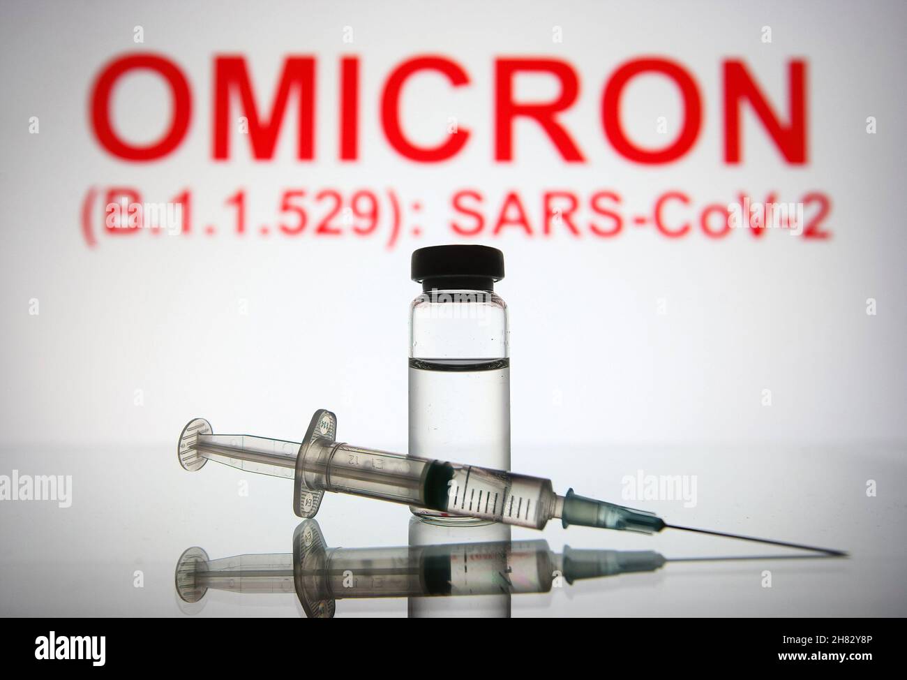Ukraine. 26th. November 2021. In dieser Abbildung sind vor dem Text Omicron (B.1.1.529) eine medizinische Spritze und ein Fläschchen zu sehen: SARS-CoV-2 im Hintergrund. (Foto von Pavlo Gonchar/SOPA Images/Sipa USA) Quelle: SIPA USA/Alamy Live News Stockfoto