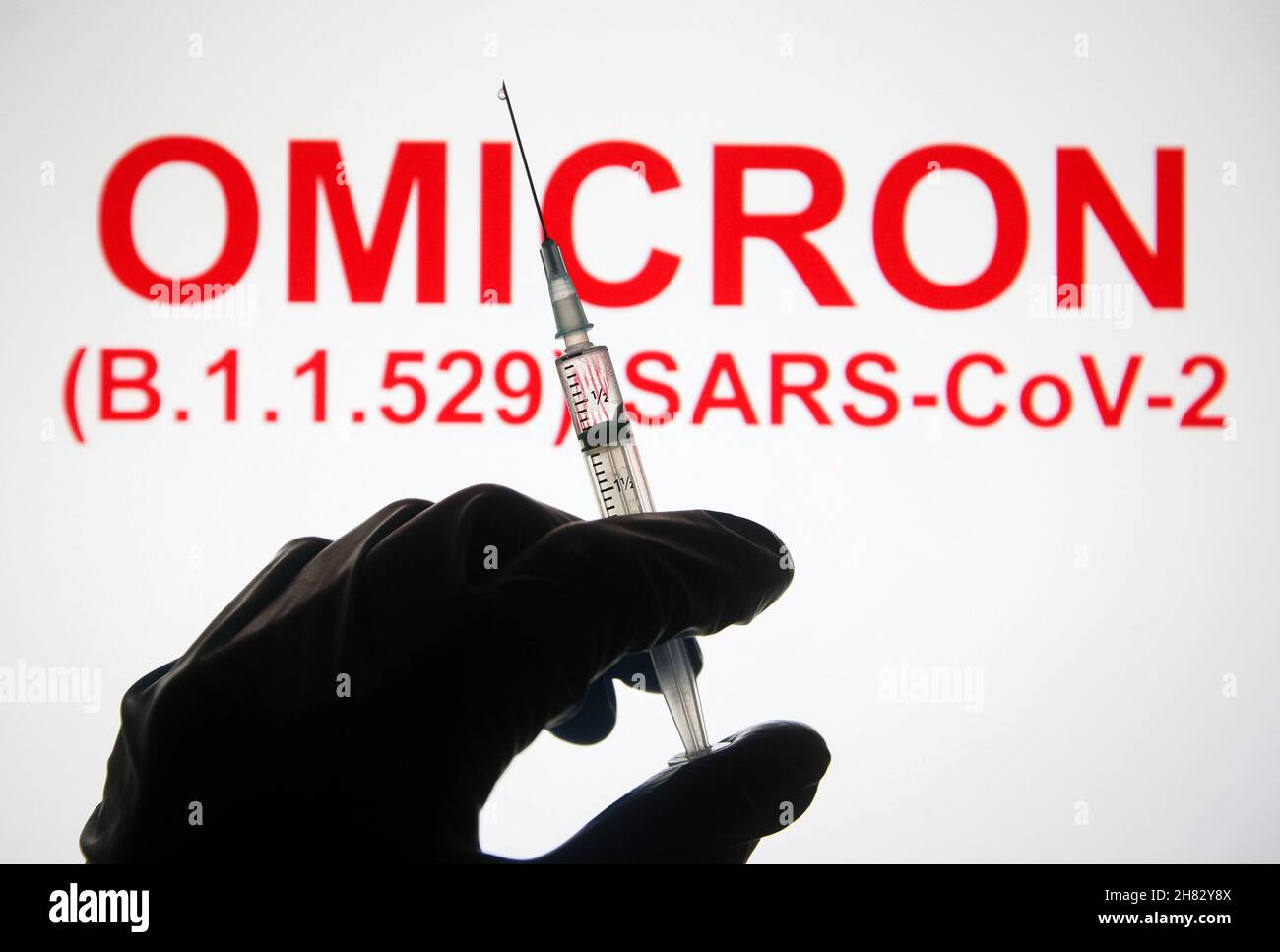 Ukraine. 27th. November 2021. In dieser Abbildung zeigt eine Hand mit einer medizinischen Spritze mit dem Text Omicron (B.1.1.529): SARS-CoV-2 im Hintergrund. (Foto von Pavlo Gonchar/SOPA Images/Sipa USA) Quelle: SIPA USA/Alamy Live News Stockfoto
